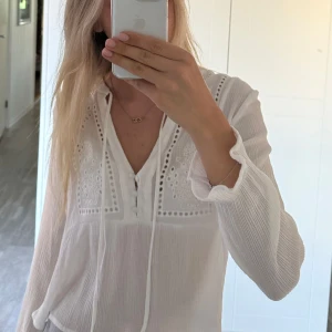 Blus - Zara - Säljer denna vita blus från Zara då den inte kommer till användning. I ett superfint skick.