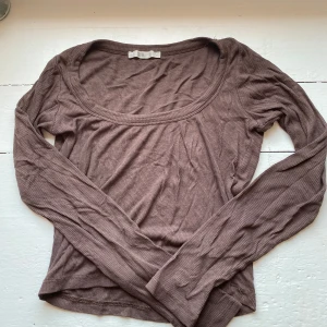 Tröja - Mörkbrun ribbstickad magtröja, urringad