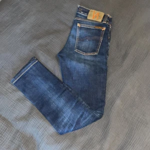Nudie jeans - Ett par riktigt snygga slim nudie jeans i modellen Long Jon, de sitter ganska litet så skulle rekommendera om du är ca 165