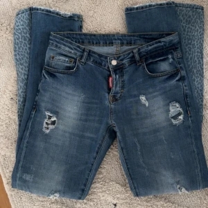 Lågmidjade bootcut jeans - As coola o snygga jeans som tyvärr är för korta för mig som är runt 180🪽 har sytt dit leopard mönster själv så att dom blev bootcut men det syns inte att dom är hemma sydda❣️❣️ köpte ganska dyrt då det är ett dyrt märke därför priset☺️hon har 34 på bild