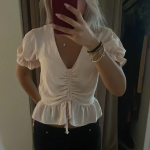 Blus - Ljusrosa blus från Topshop i storlek S. Prisslapp kvar. 