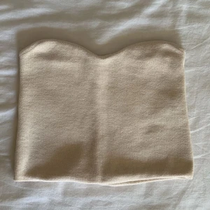 BEIGE TUB TOPP - Säljer nu denna jättefina toppen från zara då jag inte längre får användning för den, jättebra skick! passar xs-s