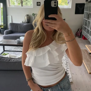 Volangtopp från Zara - Toppen är aldrig använd! Jättefin passform och passar till allt.