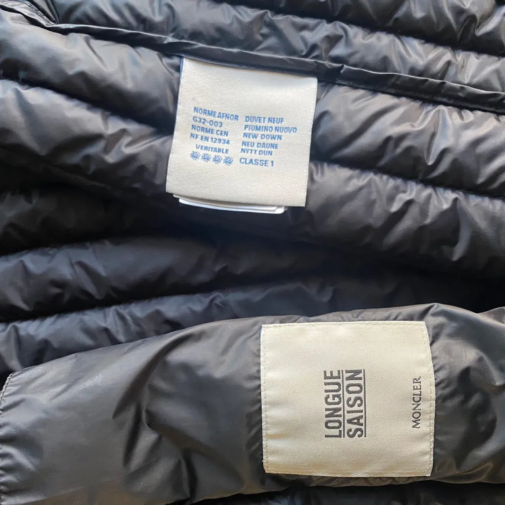 Moncler jacka i äldre modell| Size: 1/S | Cond: 8/10 pga 2 små flaws på högerärm, täckt med tejp och knappt synligt (bild 5) | Pris: 999kr | Modellen är 185cm, den är lite för liten men funkar | Hör av dig vid frågor eller funderingar📩. Jackor.