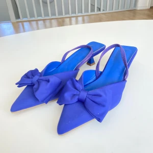 Korta Klackskor  - Ett par blåa korta klackskor, ungefär 2,5cm höga. Tyvärr för stora för mig så aldrig använda. 