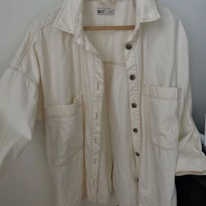 Oversized Vit jeansjacka, Gina, XS/S - En oversized vit jeansjacka från Gina i storlek XS/S. Skulle säga att den storleksmässigt är mer som en S än XS🤍 Använd ett fåtal gånger.   Har ett antal  fläckar, se sista bilden.   Köparen står för frakten och varan går ej att returnera🤍