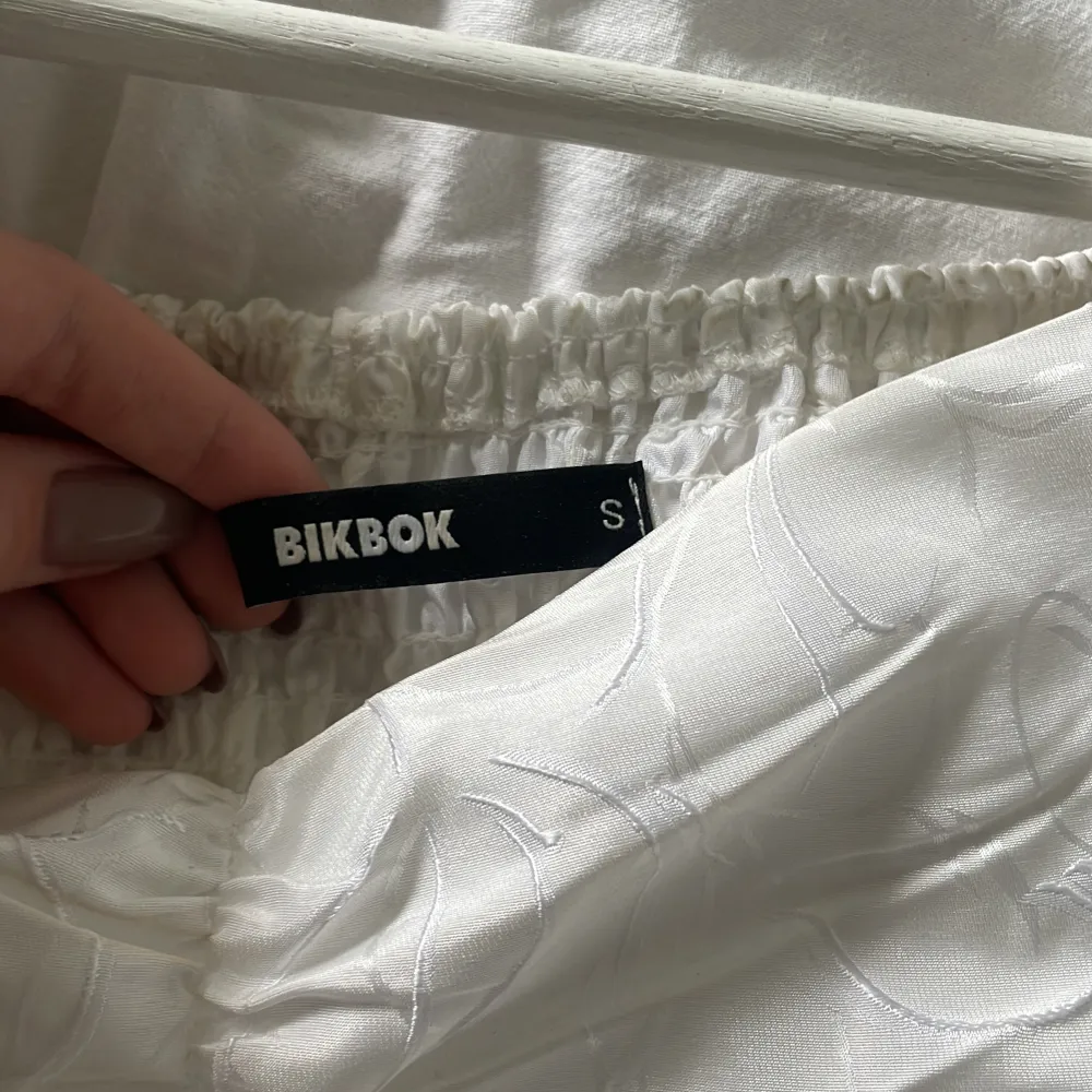 Vit blus från bikbok storlek s 💗. Blusar.