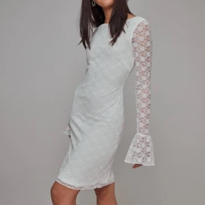 Studentklänning  - Använd 1 gång på studenten! Superfin spets klänning som inte alls är genomskinlig 🤍Slutsåld på hemsidan 