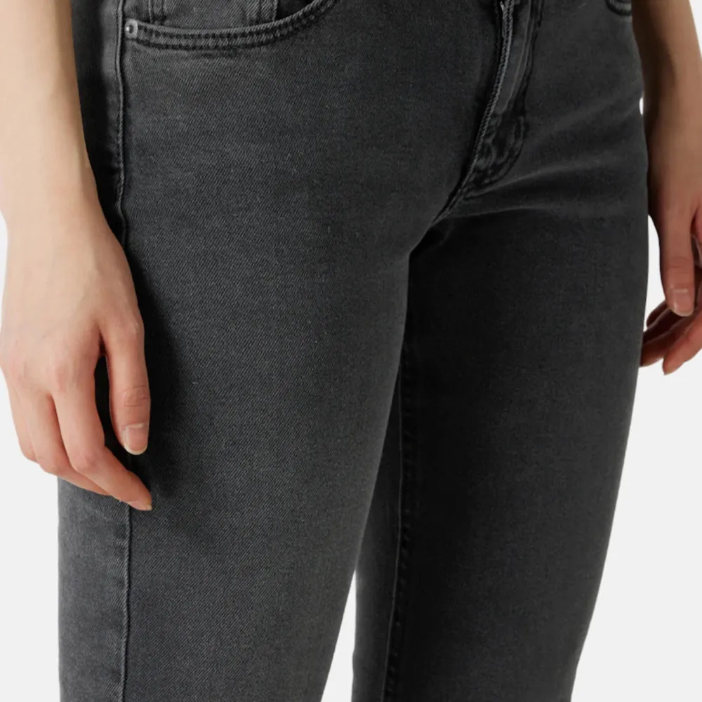 Grå low waist flared jeans från Junkyard. Modellen heter ”Bootcut Low Jeans”, helt nya med prislapp kvar! Säljer de även i ljusblå 💙. Jeans & Byxor.