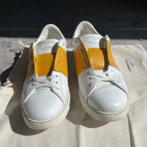 Valentino open - Säljer dessa tvärfeta Valentino opens i bra skick. Storlek 42 och du får med två dustbags för vardera sko. Skriv om ni frågor. Trades kan accepteras. Finns o hämta i Gävle eller postas via plick