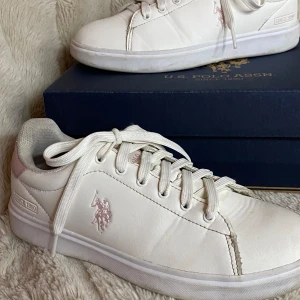 U.S Polo Assn sneakers.💗 - Säljer mina skor pga att dom börjar bli försmå.💗 Dom är rengjorda och bra skick.💗 Liknar även dom virala Polo Ralph Lauren skorna.💗 Kartong tillkommer.💗 Stl 37.💗 Kom privat för bild på skorna.💗 Köptes för 699 kr (tror jag).💗 Pris kan diskuteras.💗