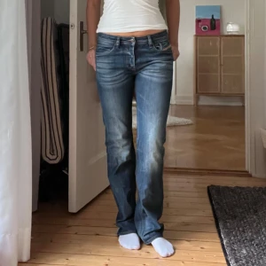 Diesel jeans low/mid waist - Jeans från diesel. Storlek w30, långa i benen. Nästan lite små på mig som brukar ha 38/40 i byxor, men det beror ju såklart på hur man vill att de sitter😇
