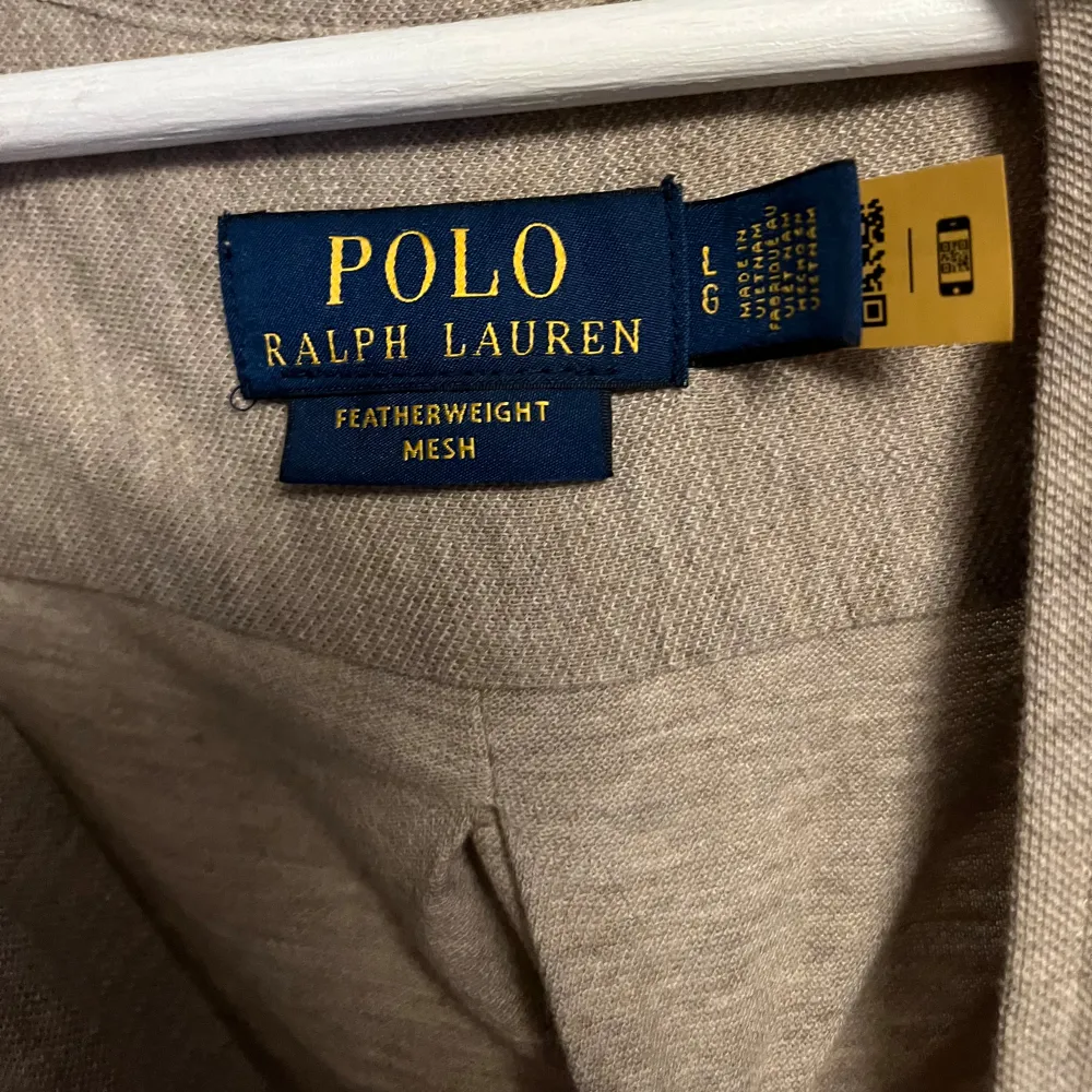 Säljer min ralph lauren skjorta i featherweight mesh då den är för stor - Skick 9/10, har använts ett fåtal gånger - Nypris 2000, kan sänka priset vid snabb försäljning - Tveka inte på att höra av er ifall ni har någon fråga.. Skjortor.