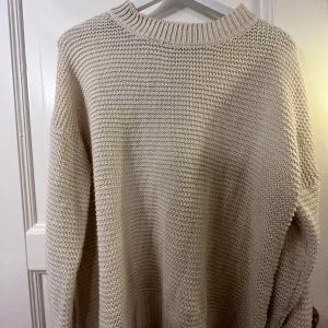 Stickad tröja  - Off-white, jätte mysig och varm tröja 🤍 