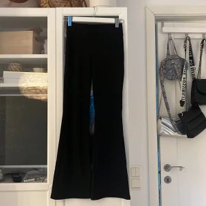 Utsvängda tights från Gina Young - Svarta tights från Gina Young fint skick storlek 146-152