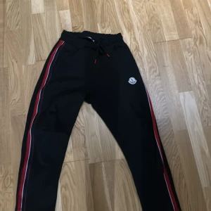 moncler byxor - tja säljer moncler byxor ny skick kom dm om ni har vidare frågor och prisen går att diskuteras