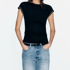 Topp med strass - Svart topp med strass och korta ärmar från Zara🖤 Oanvänd med prislapp kvar✨