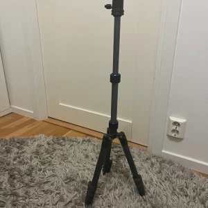 Kamerastativ  - Jag säljer mitt nästan helt oanvända kamerastativ. Det är som nyskick!   Det är super smidigt att fälla ihop och det tillkommer även stativväska om man önskar:) 