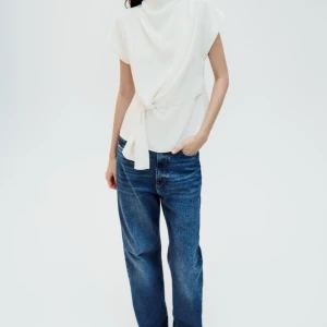 Topp med knut - Super snyggg topp🤍 Säljs inte längre!! Passar M 