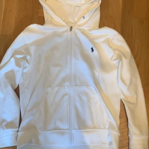 Vit polo zip up - Fräsh polo hoodie men passar inte på mig tyvärr!