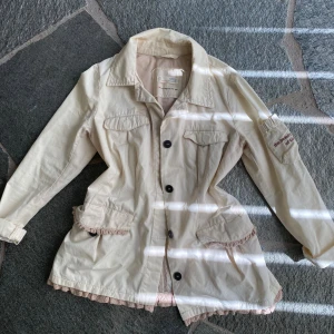 Vintage Odd Molly kappa  - En underbar vintage beige Odd Molly kappa med vackra detaljer✨🤍 Kappan är i uppskattad strl XS och i mycket gott skick! Kontakta mig vid ytterligare frågor🫂