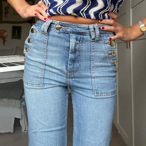 Så coola o najs utsvängda jeans med unika fickor o detaljer fram