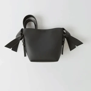 Svart väska - Superfin väska som jag säljer då jag råkade beställa två! Har ett kort och ett långt band man kan reglera längden på. Har även ett liten fack inuti💕 Skriv privat vid frågor☺️Priset går att diskuteras vid snabb affär!!