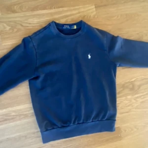 Polo ralph Lauren tröja  - Säljer denna helt nya polo ralph lauren tjöja pga att den inte kommer till användning, tröjan har som en solblekt färg, storleken är small.