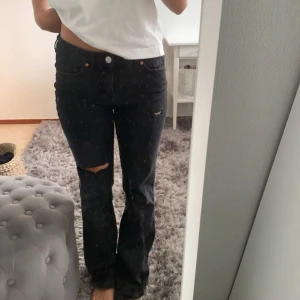 Lågmidjade jeans - Säljer mina grå-svarta lågmidjade jeans som är lite för stora på mig🥰
