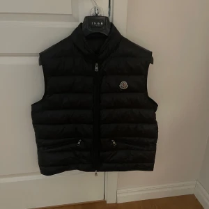 Moncler väst gui - Skick 9/10 Storlek 5 Pris 3499kr 