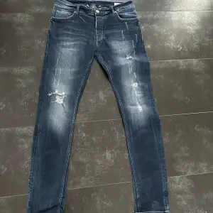 Helt okej skick slitningarna som finns på jeans fanns när man köpte dom. Pris kan diskuteras vid köp