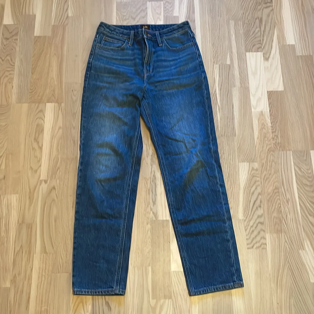 Säljer ett par klassiska blå jeans från Lee i ekologisk bomull. De har en straight passform och är midwest, vilket ger en snygg och bekväm stil. säljer dem pågrund av att de inte passar längre. inga defekter finns och dem är inprincip oandvända, har Max andvänts 8ggr. köpta för 1300kr nu säger jag dem för 350kr. skriv om du vill ha mer info ex bilder. . Jeans & Byxor.