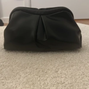 Clutch bag - Jättesnygg väska men som man också kan ha som necessär! Använder ej längre
