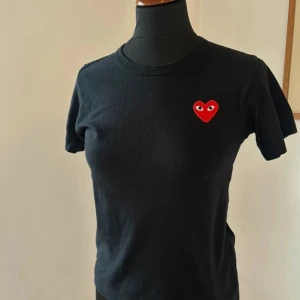 Comme des garcons play Tshirt  - Stilren tshirt från märket ”Comme des garcons PLAY” fint skick, storlek M❤️ nypris ca 800