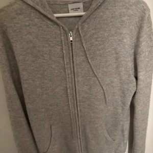 cashmere zip - Cashmere zip från John Henric | skick : 10/10 | nypris : 2500 | hör av dig vid några frågor 😁