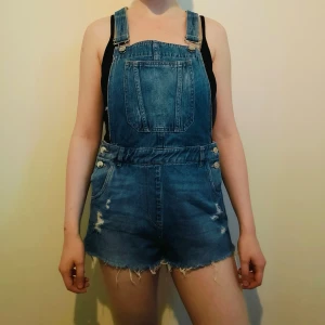 Jeansshorts med hängslen - Från HM, strl 40 <3