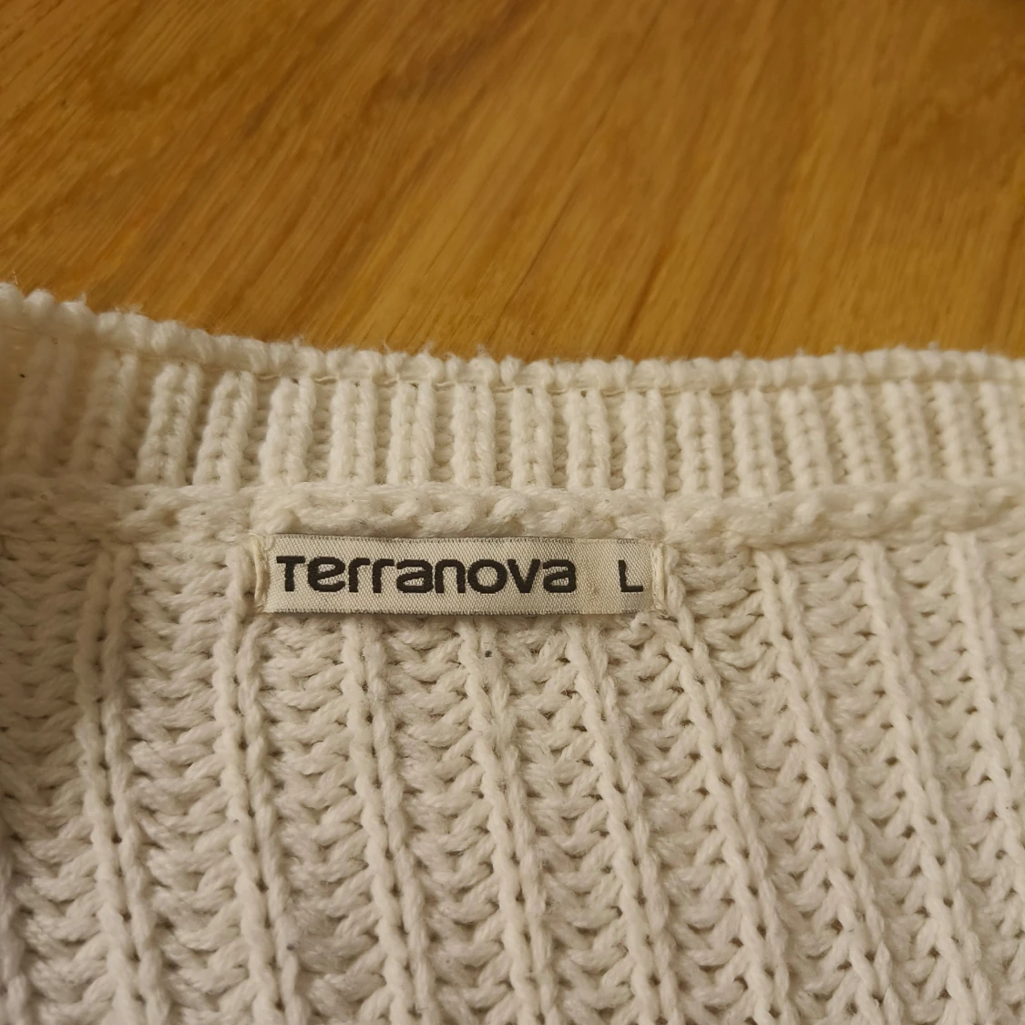 Stickad, vit tröja - 91