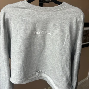 Juicy couture tröja - Juicy couture tröja från deras sport kollektion med snörning i midjan. Aldrig använd 