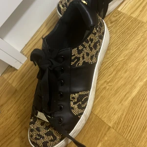 PRIS DISKUTERAS MED MIG  - Har bara använts en gång helt nya o fräscha Steve maddens glittriga leopard printiga skor,pris diskuteras 