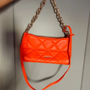 Väska - Orange väska, perfekt liten väska som man kan ha med kort band på axeln eller längre om man vill. 