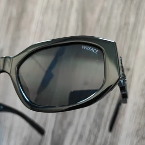 Helt nya Svarta versace medusa solglasögon - Helt nya Versace medusa solglasögon