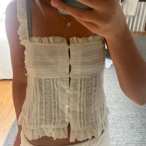 Zara topp  - Jättefint linne från zara. Kommer inte till användning tyvärr då banden är för långa på mig. Storlek xs och köptes för 369 kr. Helt i nyskick. Pris kan diskuteras såklart! ❤️