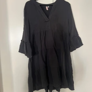Mörkgrå Only klänning  - Säljer min gråa klänning från Only i storlek M, passar även S.