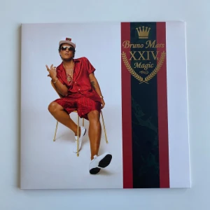 Bruno Mars - 24K Magic (2018), NM/NM - Vinyl LP (Metallic Foil) - Bruno Mars, 24K Magic - Vinyl LP (Metallic Foil) Europe, 2018 Atlantic - 0075678662720  Skiva: NM Omslag: NM
