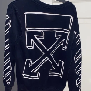 Off white tröja  - Off white tröja i bra skick. Storlek S men passar också M. Nypris 6299kr. Skriv för frågor.