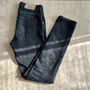 Tjena, Säljer snygga tiger of sweden jeans (slim fit) då dem inte kommer till användning för att jag har växt ur dem. Riktigt bra skick i färgen svart. Dem passar folk med smal midja så mellan 28/29W Hör av er för fler funderingar✌🏽