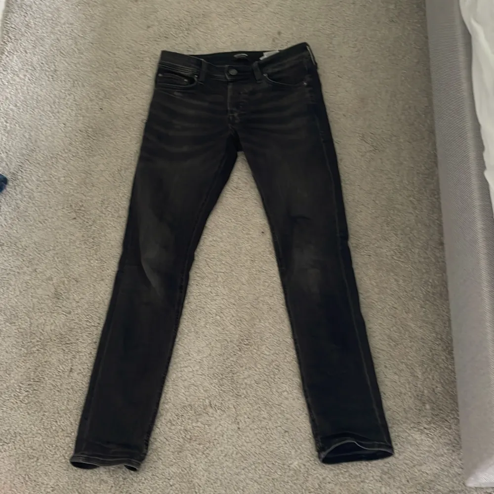 29-32 Slimfit Jack and Jones jeans i bra skick. Säljer eftersom de har blivit försmå för mig. Dm för fler frågor.. Jeans & Byxor.