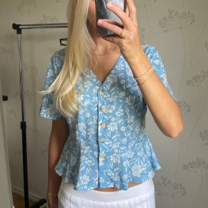 Topp med knappar - Jättefin somrig topp/blus med knappar i storlek S. Köpt utomlands. Passar även XS. Knappt använd i jättefint skick