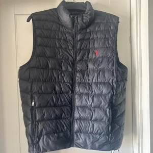 Polo raplh lauren väst -  Storlek M, skick 9/10 kostar 3.200 ny