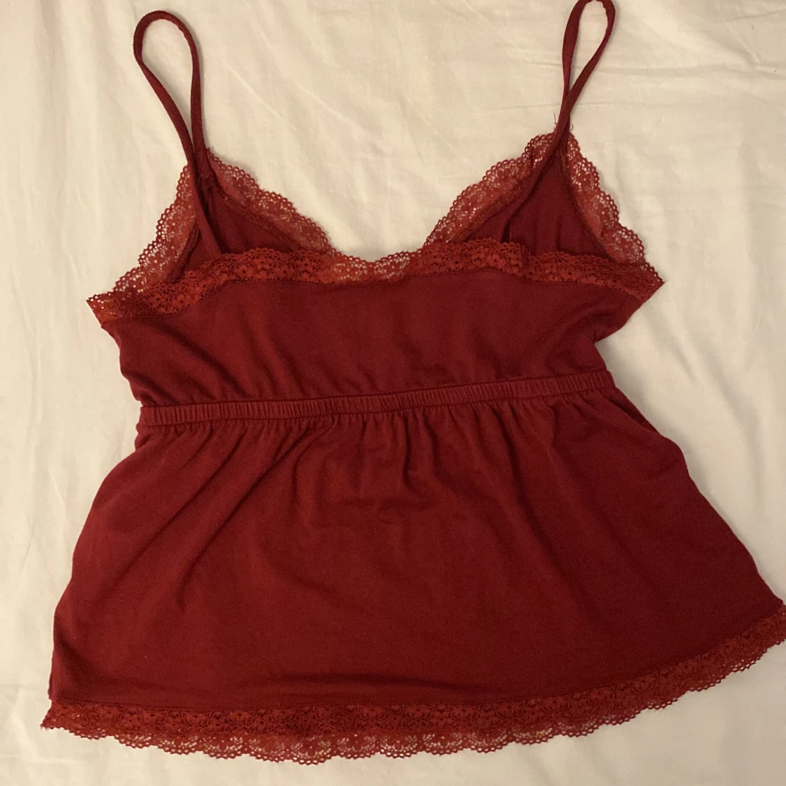 Röd spetsdetaljerad topp från Nelly - 90